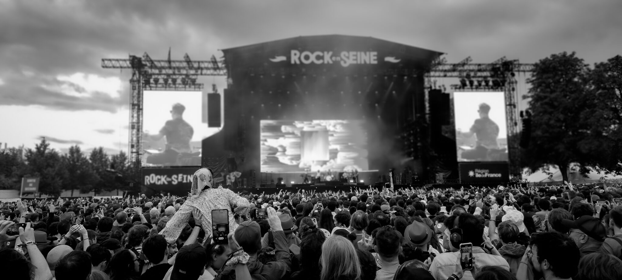 Minuit studio music photography - Black and white picture of the crowd and stage for Parisian music festival Rock en Seine 2023